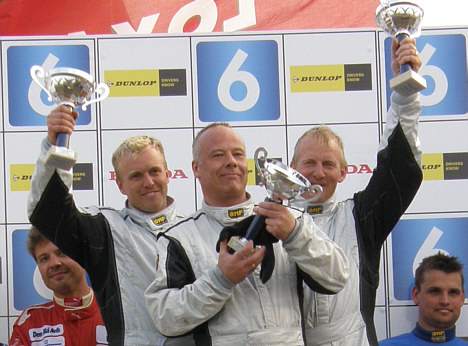 Tegllund Racing øverst på podiet - Tom Pedersen (tv), Per Johansen samt Kurt Thiim (th).